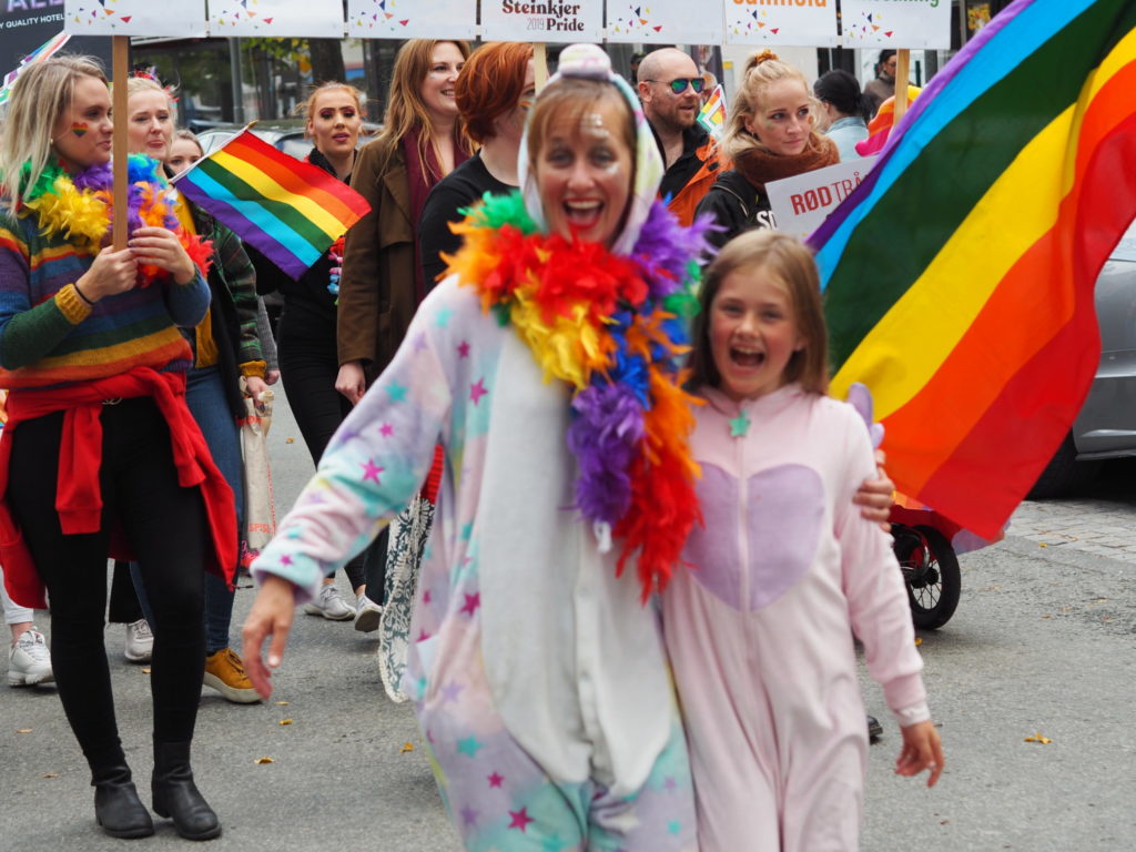 Pride-general Turid Saursaunet ser fram til ei innholdsrik uke med Steinkjer Pride. Her fra arrangementet i 2019. Foto: Erica Hogstad Fjæran