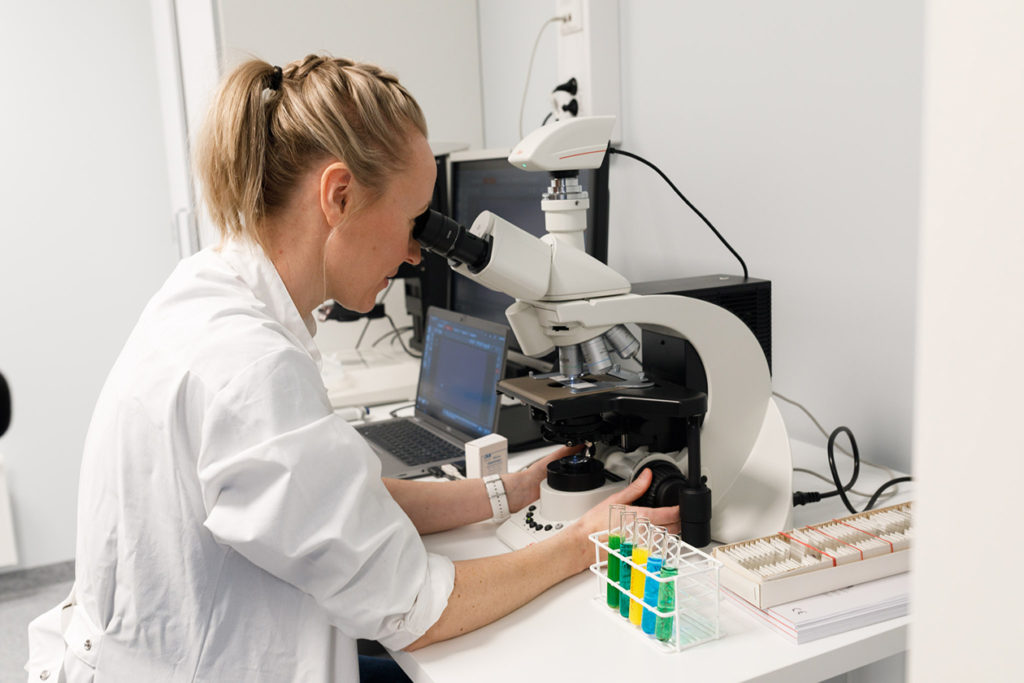 Overingeniør Guri Molden Kaldahl tester fasilitetene i den nye laben. Foto: Camerat.