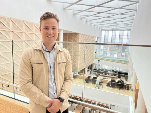 Fredrik Langseth i Steinkjerbygg tar interesserte med på omvisning av kontorlokaler og møterom på InnoCamp.