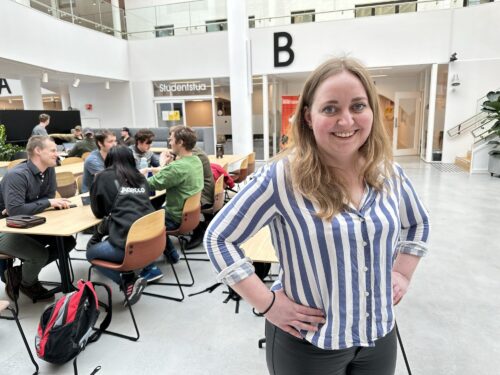 Sunniva Sørensen er på sitt niende år som student i Steinkjer. Når hun skal ha pause fra oppgaveskriving er hun sammen med andre studenter i studentstua.
